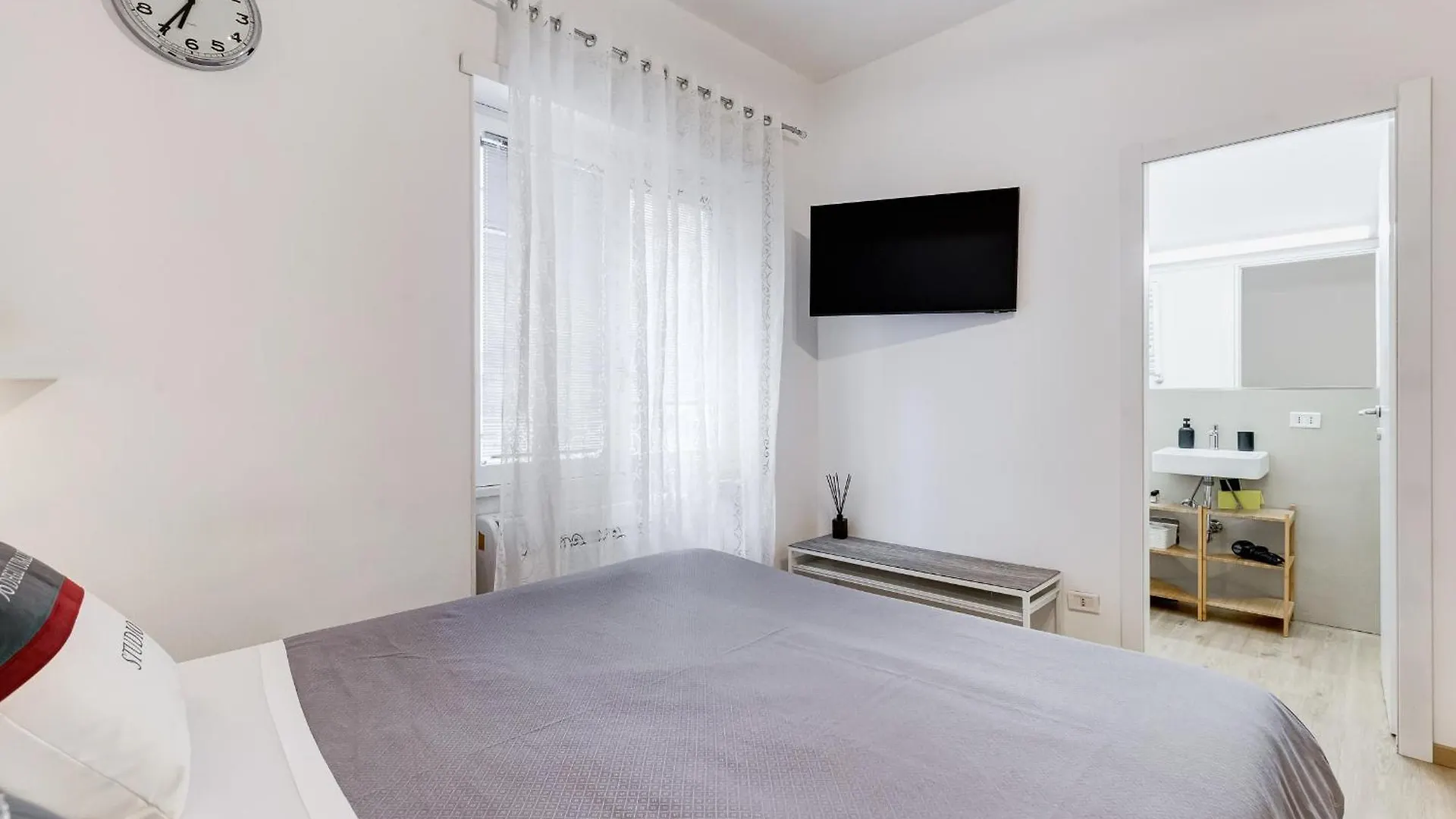 Apartment 96 Degli Ubaldi Studio Rome Italy
